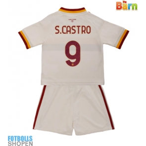 Billiga AS Roma Santiago Castro #9 Bortatröja Barn 2026-27 Kortärmad (+ Korta byxor)